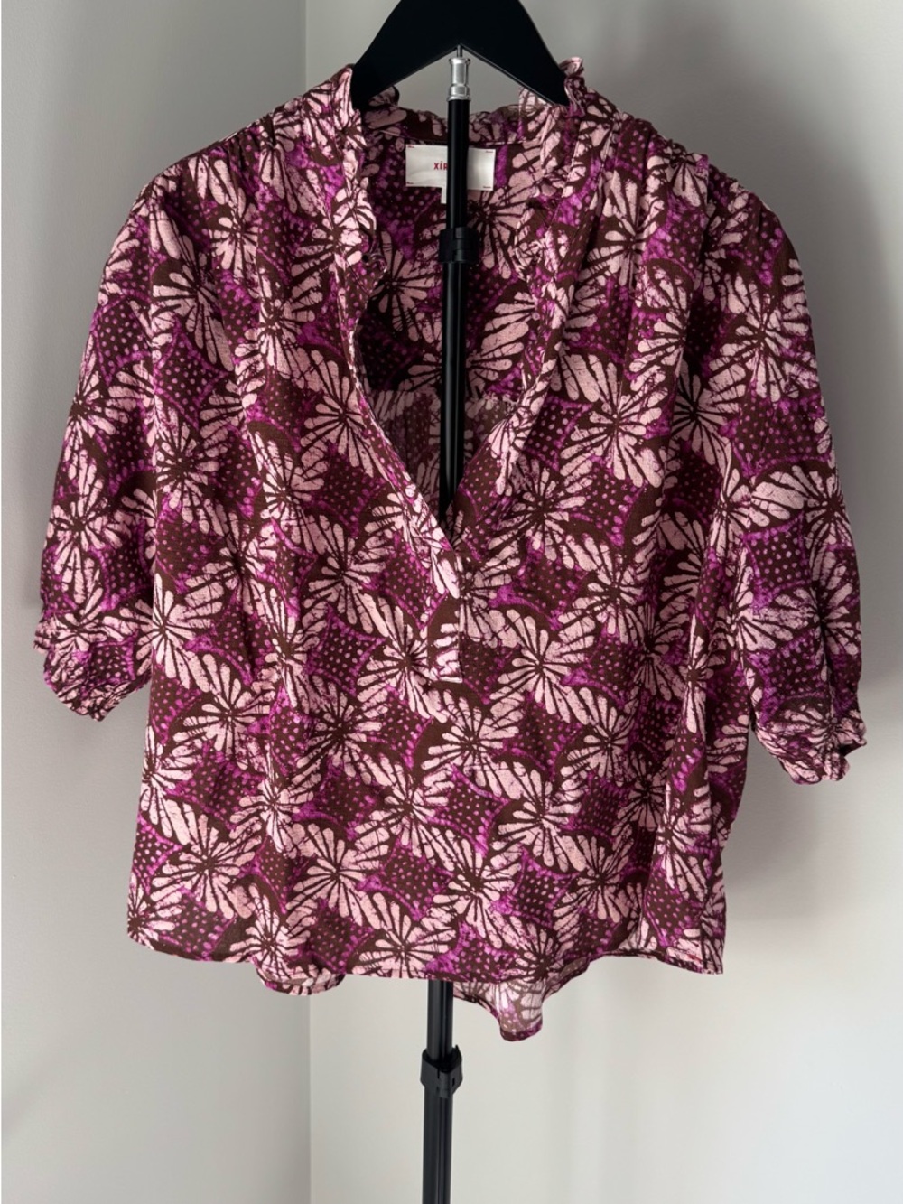 Xirena Floral Print V-Neck Women’s Blouse in Pink and Brown